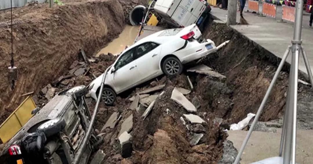 จีน ฝนตกหนัก ทำถนนยุบกลืนรถร่วงตกหลุม 3 คัน