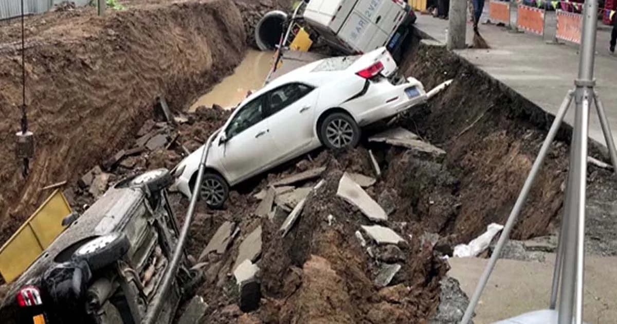 จีน ฝนตกหนัก ทำถนนยุบกลืนรถร่วงตกหลุม 3 คัน