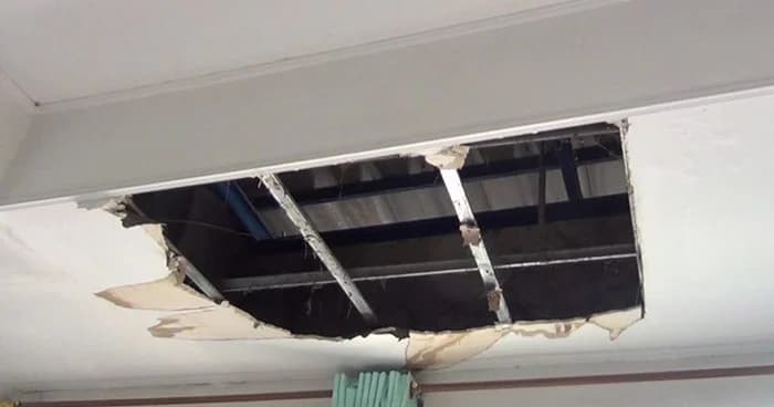 พายุถล่ม! หลังคาห้องฉุกเฉิน รพ.โพธิ์ทองพัง