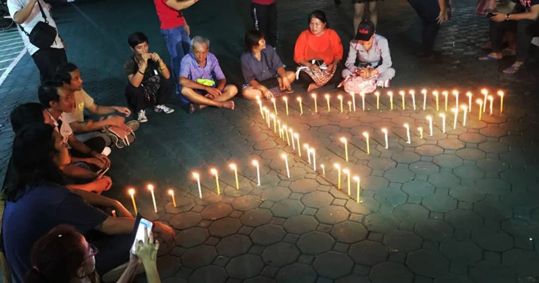 จุดเทียนให้กำลังใจแกนนำ “กลุ่มคนอยากเลือกตั้ง” หน้า สน.