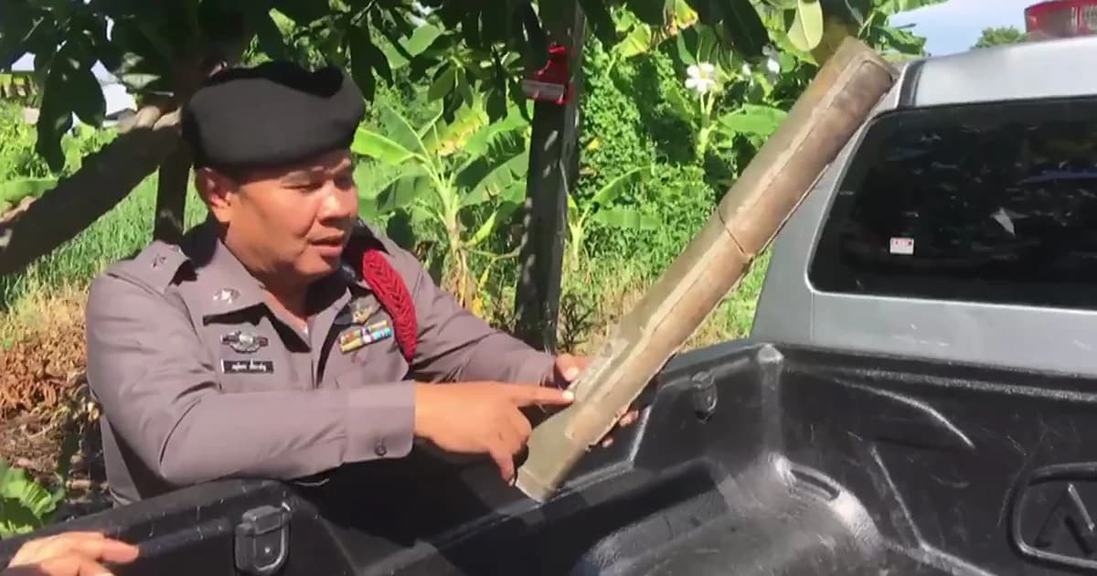 แตกตื่น ! ชาวบ้านพบอาวุธสงคราม ถูกทิ้งท้ายรถกระบะ