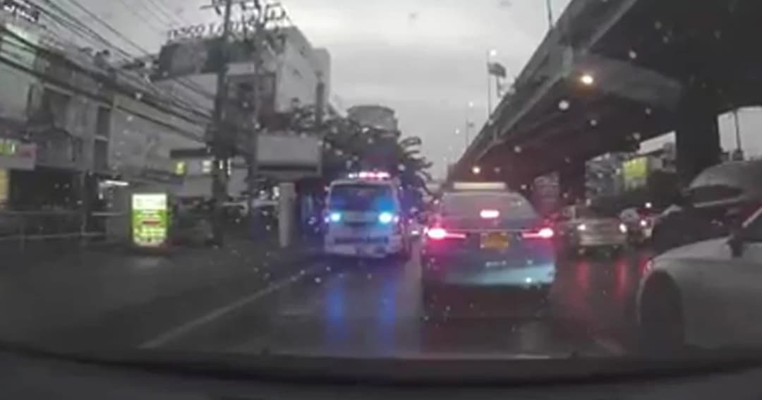 ไหนคนเจ็บ !? หนุ่มงง รถฉุกเฉินเปิดไซเรน แต่จอดส่งคน