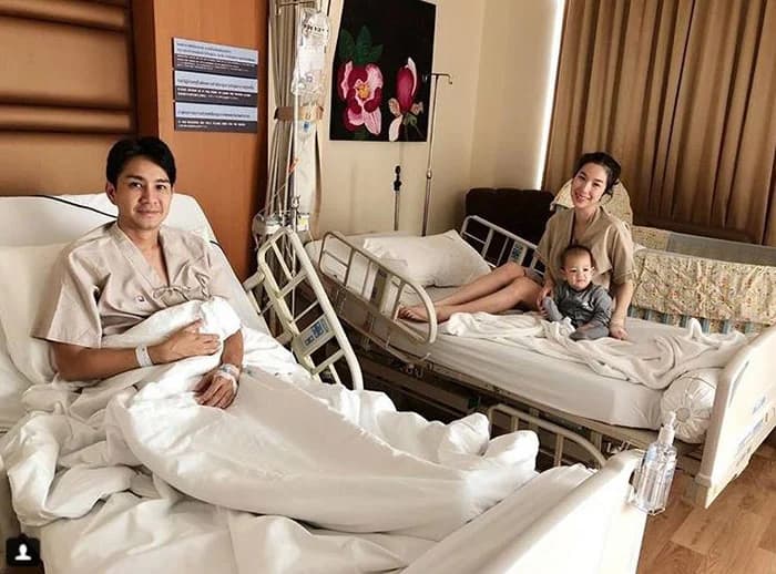 “กัปตัน-เอ้ก” ป่วยแพ็คคู่ เหตุอาหารเป็นพิษ ต้องหอบ “น้องดิน” เลี้ยงที่โรงพยาบาล