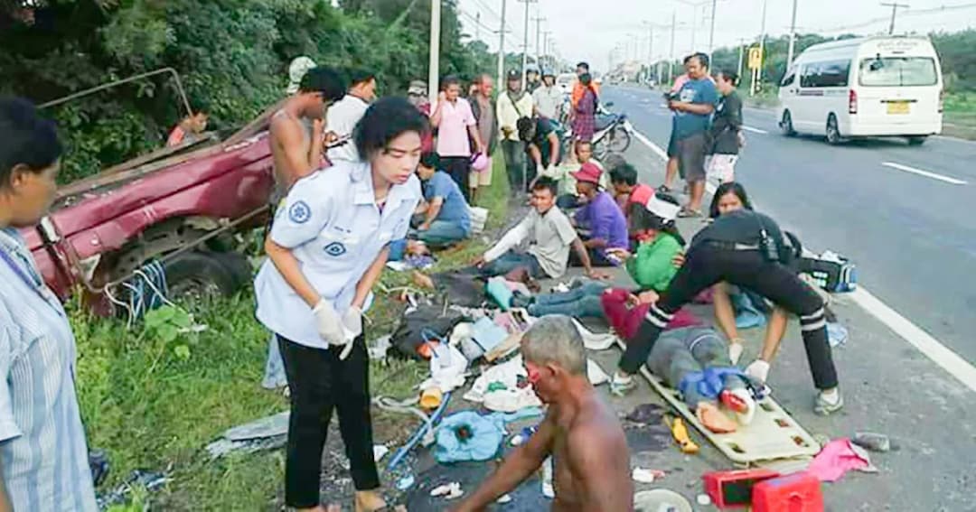 ระทึกสุรินทร์ ! รถยางระเบิด เทกระจาดกระบะอัดคนงานแน่น คว่ำยกลำ