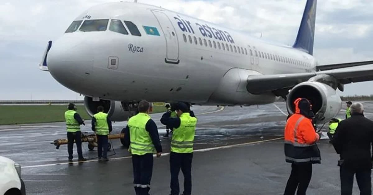 เครื่องบินโดยสารคาซัคไถลเกือบหลุดรันเวย์ เครื่องยนต์กระแทกจนเสียหาย