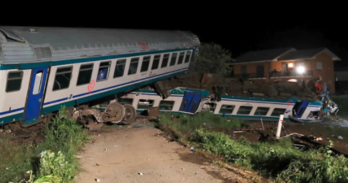 รถไฟในอิตาลีตกรางหลังพุ่งชนรถบรรทุก เสียชีวิต 2 เจ็บอีก 18