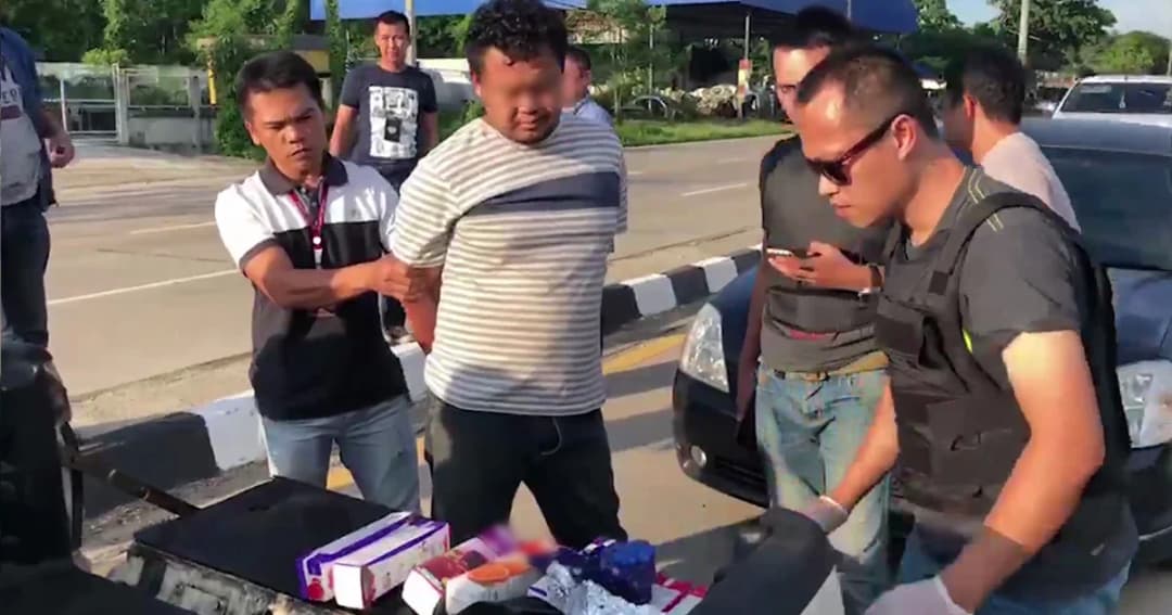 บุกชาร์จ ! กระบะขนยาบ้ากว่า 3 หมื่นเม็ด กลาง ถ.สายลำปาง