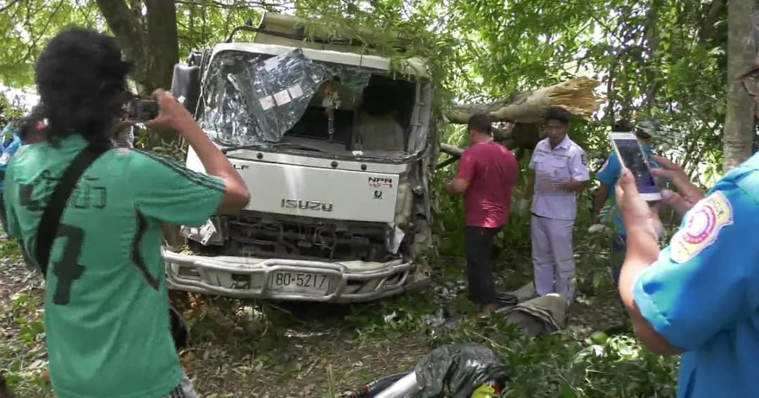 รถบรรทุกดิน เสียหลักพุ่งชนต้นไม้ยับ เจ็บสาหัสข้อมือขาด