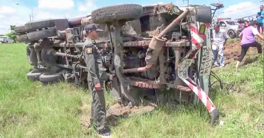 ระทึกถนน 304 ปราจีนฯ รถบรรทุกน้ำมันดีเซลคว่ำ 16,000 ลิตรรั่ว