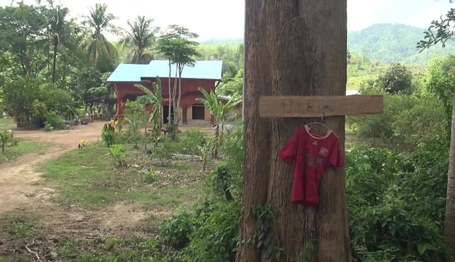 ชาวบ้านแห่แขวนเสื้อแดงหน้าบ้าน ไล่ผีแม่ม่ายหลังเสียชีวิตแล้ว 5 ราย