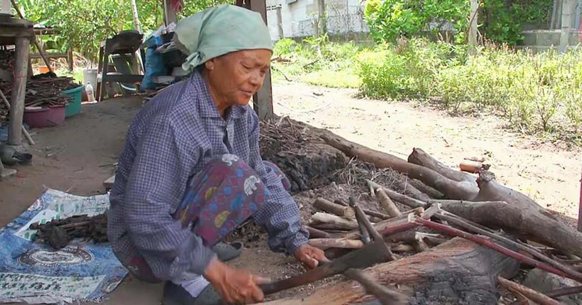 ยายโคราชไม่สนแล้ว ! หันใช้ฟืนหุงข้าว แทนเตาแก๊ส