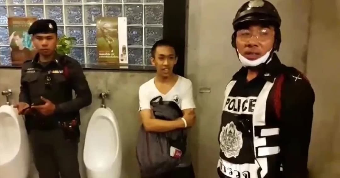 โร่แจ้งความ ! พบหนุ่มอ้างเป็นตร. ติดกล้องแอบถ่ายในห้องน้ำชายสนามฟุตบอล