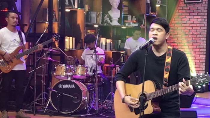 “ศาล สานศิลป์” บุกห้องข่าวบันเทิงโชว์สดเพลง “ระเบิดเวลา”