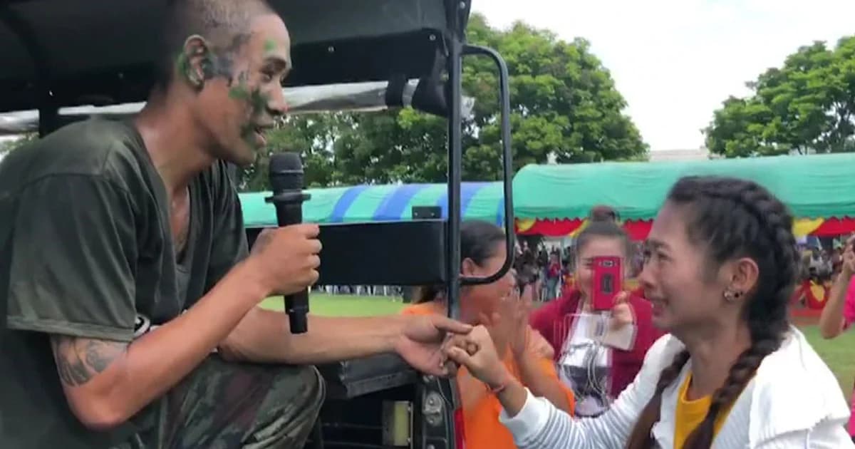 หนุ่มทหารเกณฑ์แกล้งเป็นลม ก่อนขอแฟนสาวแต่งงาน