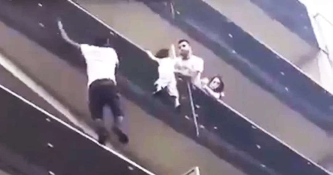 ‘เรียกเขาว่าสไปเดอร์แมน’ หนุ่มสุดแกร่ง ปีนช่วยเด็กห้อยระเบียง 4 ชั้น ด้วยมือเปล่า