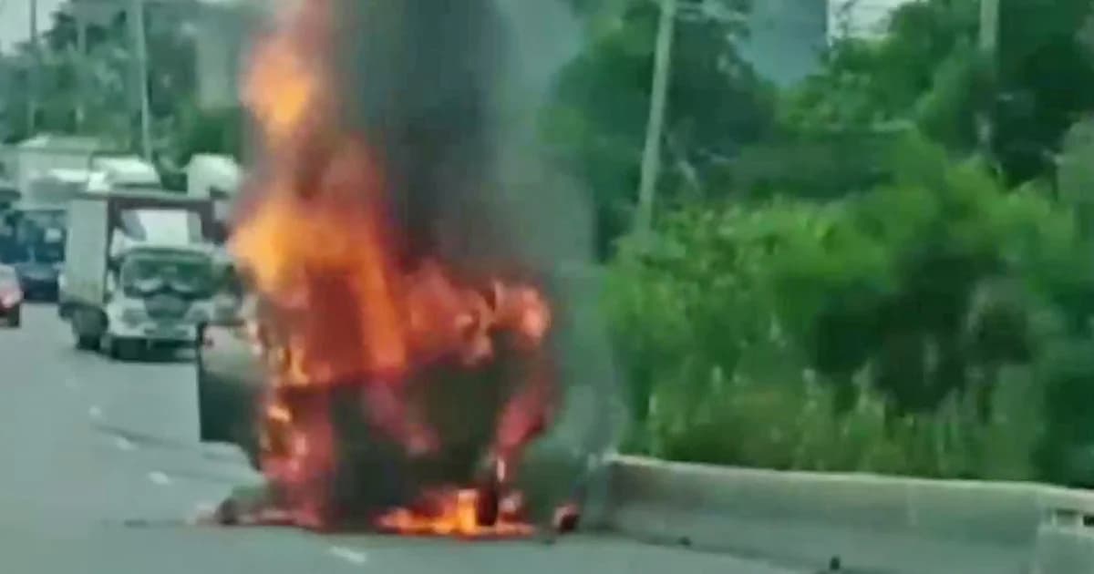 ที่ จ.ชลบุรี กระบะชน จยย.กระเด็นเข้าใต้รถพ่วง ไฟลุกท่วม คนขี่ จยย.ดับ