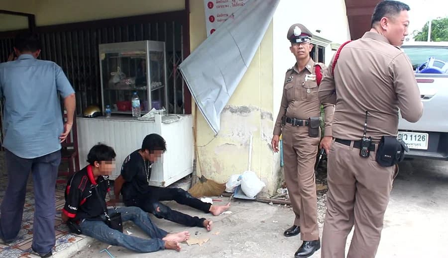 ตร. ปทุมฯ รวบ 2 ช่างไฟฟ้าขับรถหนีด่าน สารภาพเสพยามากลัวโดนจับ