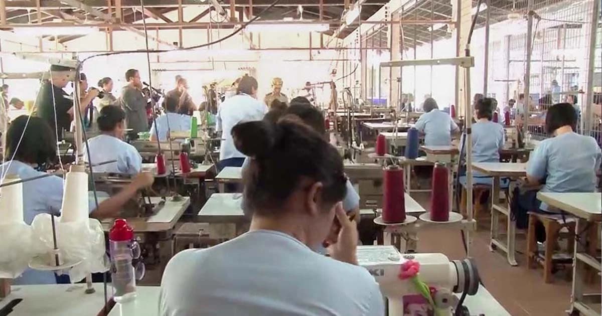 ฝึกอาชีพให้ผู้ต้องขังหญิงชลบุรี ออกมามีงานทำ