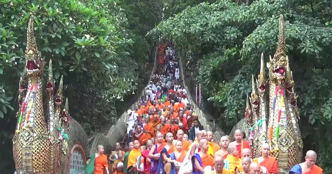 เชียงใหม่พระ 700 รูปลงบันไดนาควัดดอยสุเทพบิณฑบาตวันวิสาขบูชา