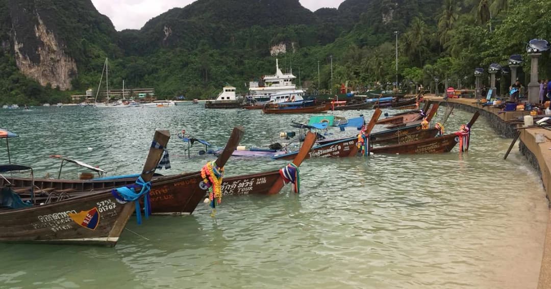 คลื่นซัดชายฝั่ง ที่เกาะพีพี ทำเรือหางยาวล่ม 8 ลำ