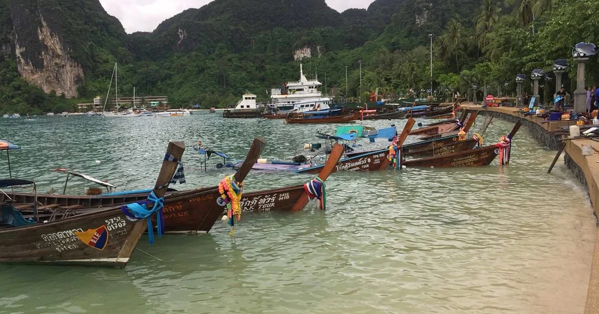 คลื่นซัดชายฝั่ง ที่เกาะพีพี ทำเรือหางยาวล่ม 8 ลำ