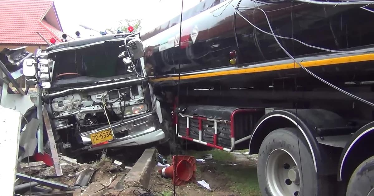 รถพ่วง 22 ล้อ ไถลพุ่งชนป้อมยามพังยับ สห.ทหาร เจ็บ