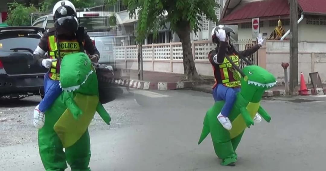 ขวัญใจคนใหม่ เปิดใจตำรวจใส่ชุดไดโนเสาร์โบกรถ