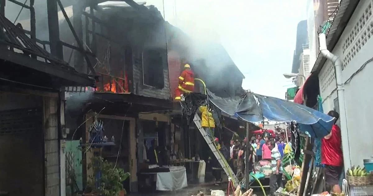 ไฟไหม้อาคารกลางตลาดสดเมืองบุรีรัมย์ วอด 5 คูหา คาดจุดธูปไหว้พระทิ้งไว้