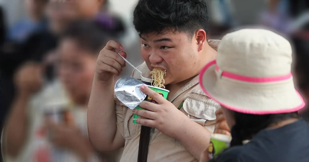 ตร.นำ 2 นักศึกษา “กินมาม่า ซ้อมอดอยากรอเลือกตั้ง” ลงบันทึกประจำวัน