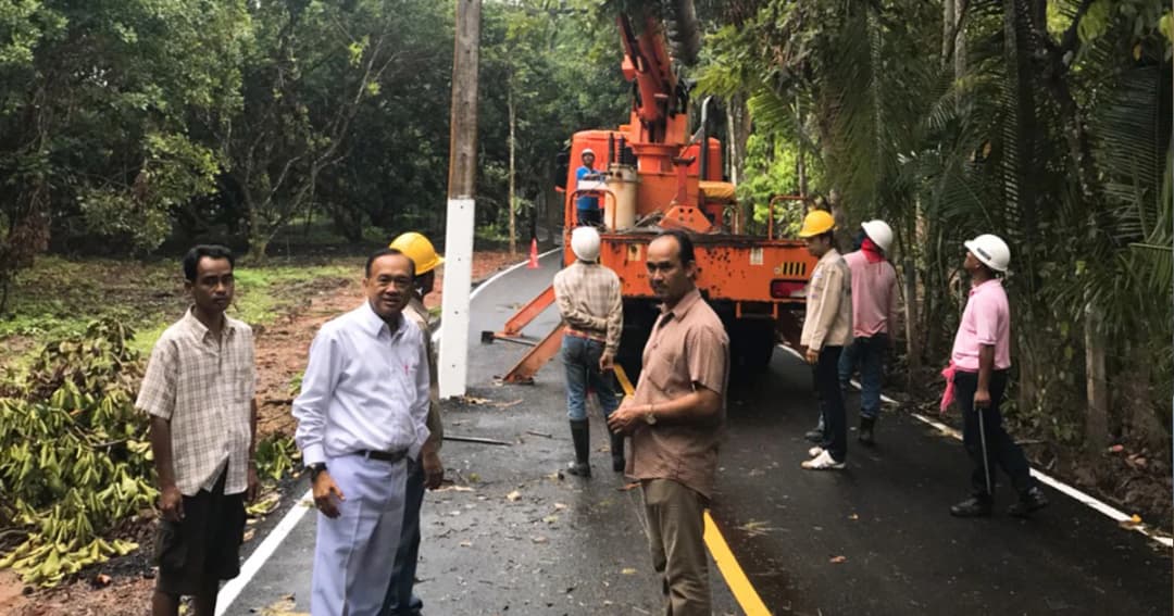รื้อแล้ว! เสาไฟฟ้าโผล่กลางถนนสุราษฎร์ธานี ระบุเกิดจากขาดการประสานงาน