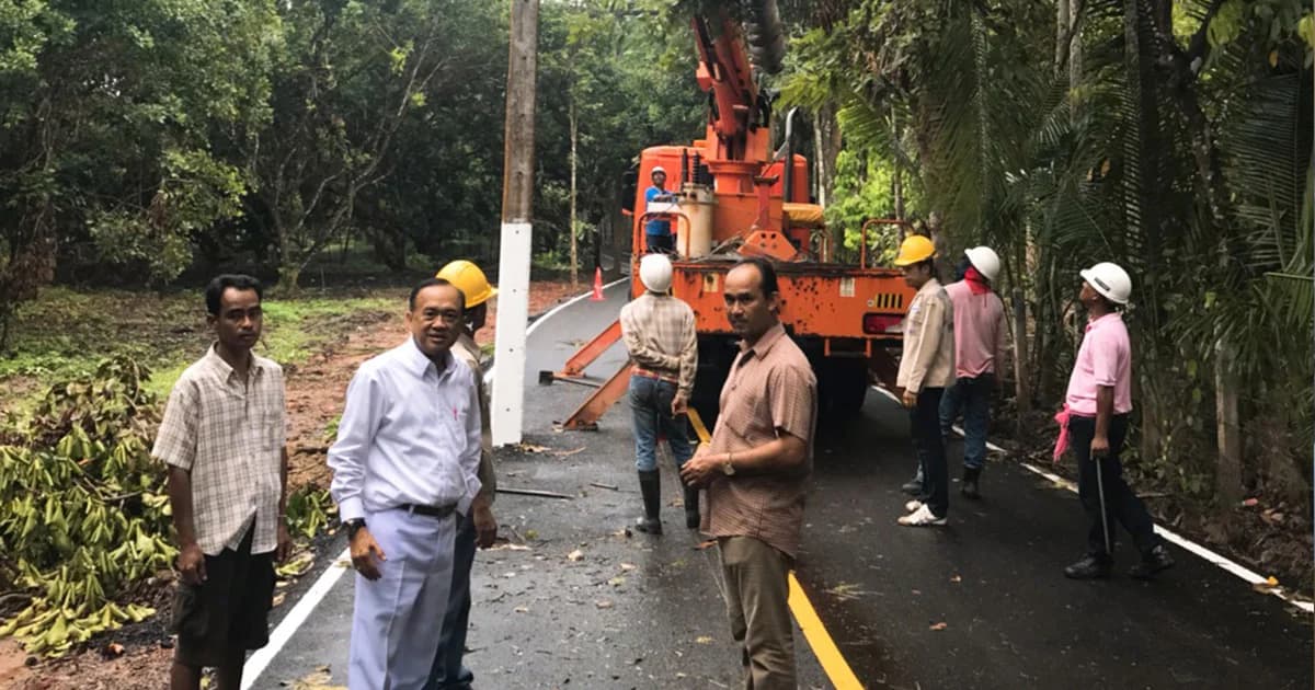 รื้อแล้ว! เสาไฟฟ้าโผล่กลางถนนสุราษฎร์ธานี ระบุเกิดจากขาดการประสานงาน