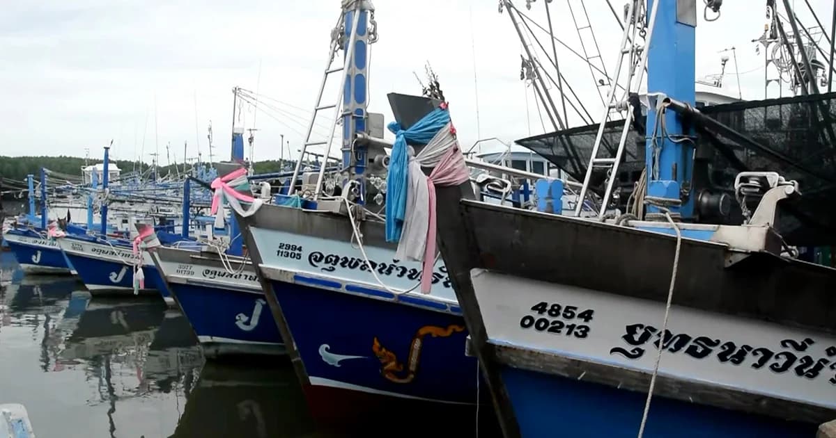 คลื่นลมแรง กระทบเรือประมงพาณิชย์ หยุดจับปลาชั่วคราว