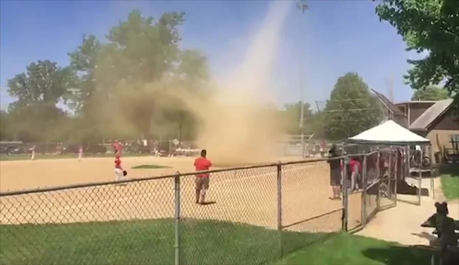 “ทอร์นาโดจิ๋ว” ขัดจังหวะเกมเบสบอล