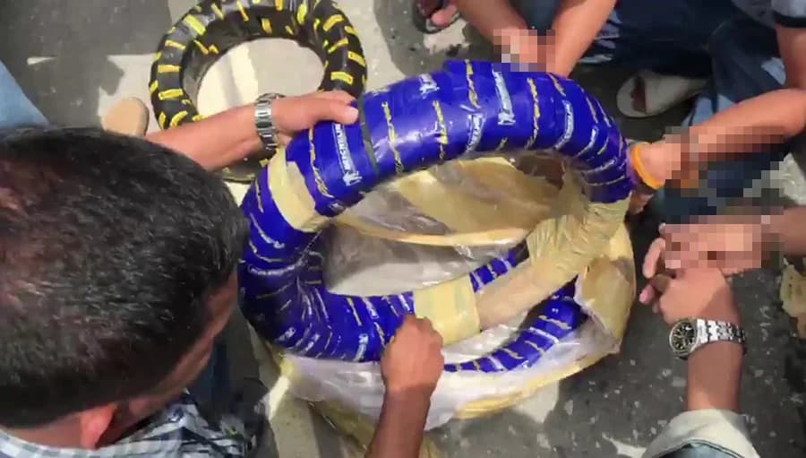 พ่อค้ายาตบตาตำรวจ ซุกยาบ้าในยางรถจักรยานยนต์