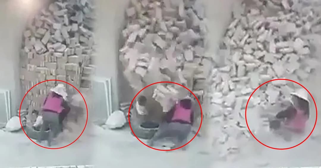 เด็กชาวจีน 2 คน ถูกกองอิฐหล่นทับ รอดตายปาฏิหาริย์