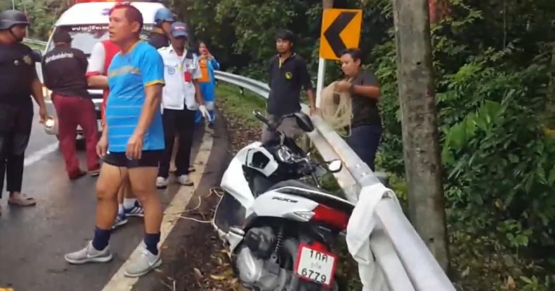 นทท.จีน ซิ่งจยย.ขึ้นแหลมพรหมเทพ เสียหลักลื่นตกเขา 4 เมตร เคราะห์ดีแค่เจ็บเล็กน้อย