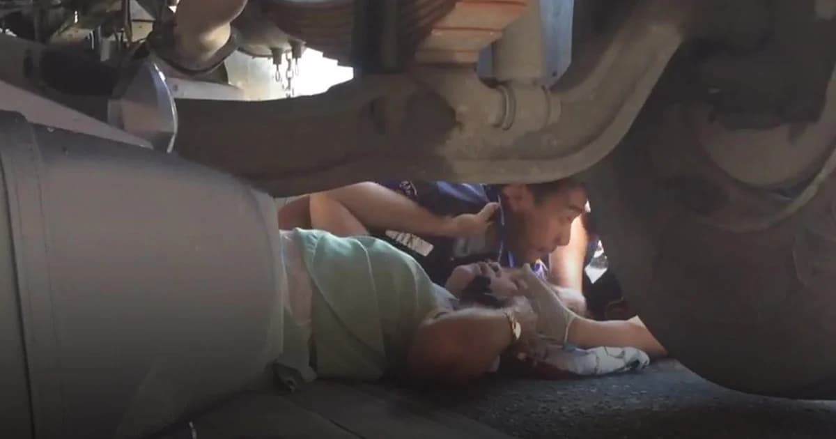 ป้าขี่ จยย.โดนพ่วงชน ร่างติดอยู่ใต้ท้องรถ รอดปาฎิหาริย์