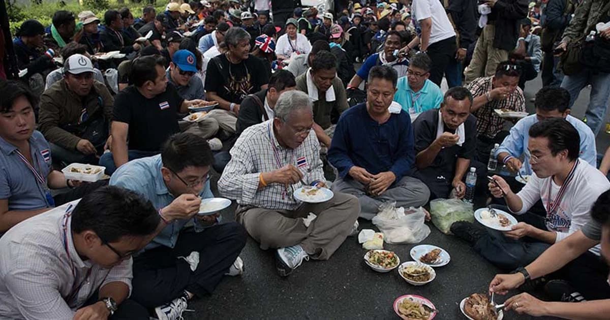 ห้ามขยับ ยังไม่ปลดล็อก! คสช.เบรก “สุเทพ” สวมรองเท้าคู่เดิมเดินหาสมาชิก