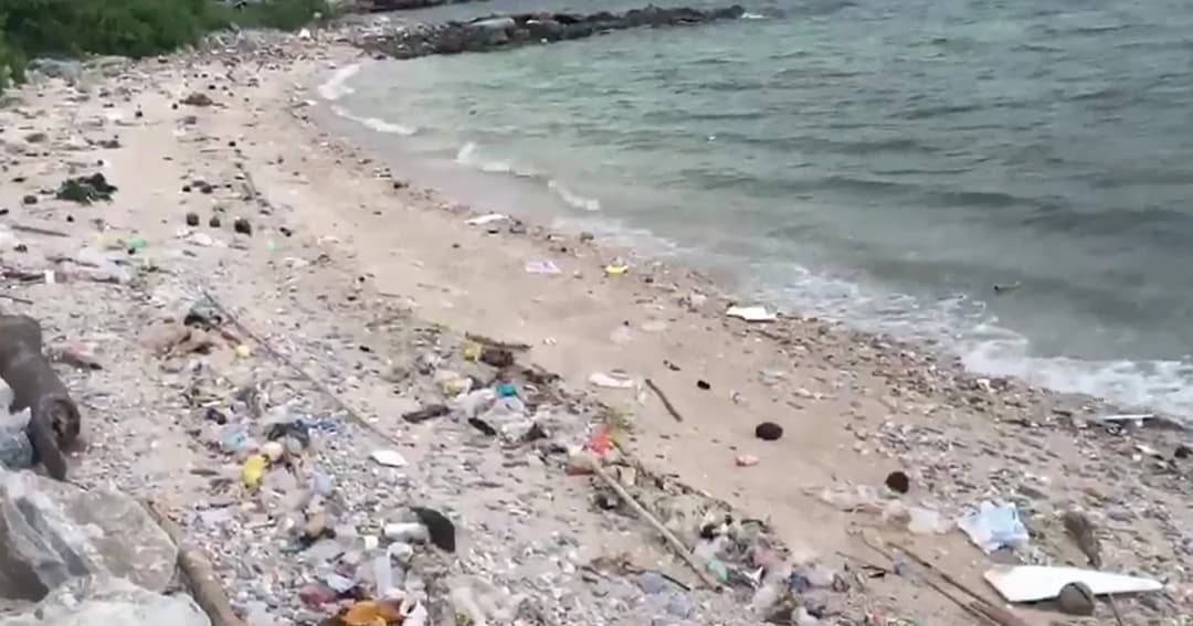 คลื่นซัดขยะเต็ม ‘หาดแหลมงู’ ท้องถิ่นลั่น ขอแก้ไขภายใน 6 เดือน
