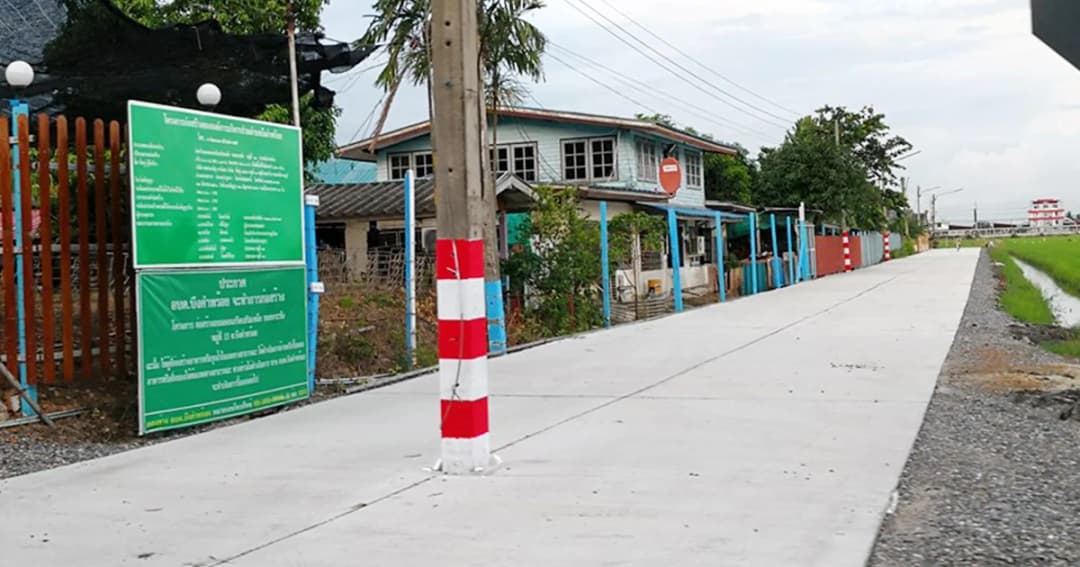 ชาวลำลูกกาเดือดร้อนหนัก เสาไฟฟ้าโผล่กลางถนนเข้าออกหมู่บ้าน