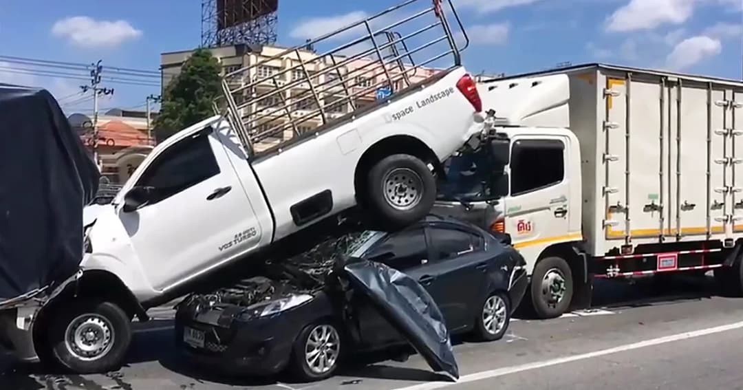 ระทึก! รถบรรทุก 22 ล้อ เบรกไม่อยู่ พุ่งชนสนั่น 8 คันรวด บน ถ.กาญจนาภิเษก