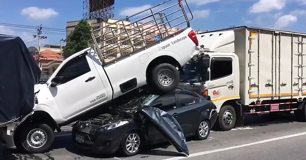 ระทึก! รถบรรทุก 22 ล้อ เบรกไม่อยู่ พุ่งชนสนั่น 8 คันรวด บน ถ.กาญจนาภิเษก