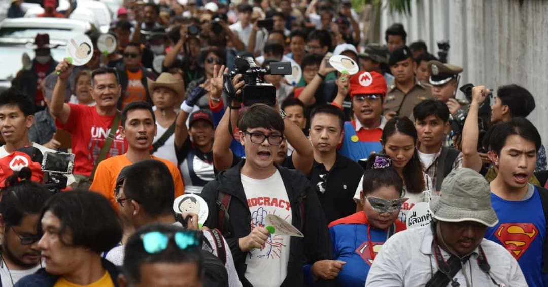 “คนอยากเลือกตั้ง” เดินขบวนป้วนเปี้ยนข้างทำเนียบฯ