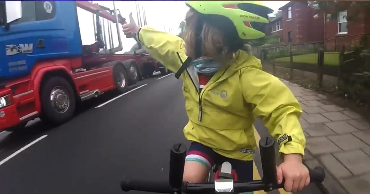 หนูน้อย 4 ขวบ “ยกนิ้วชื่นชม” คนขับรถเทรลเลอร์ หลบทางให้ขี่จักรยานอย่างปลอดภัย