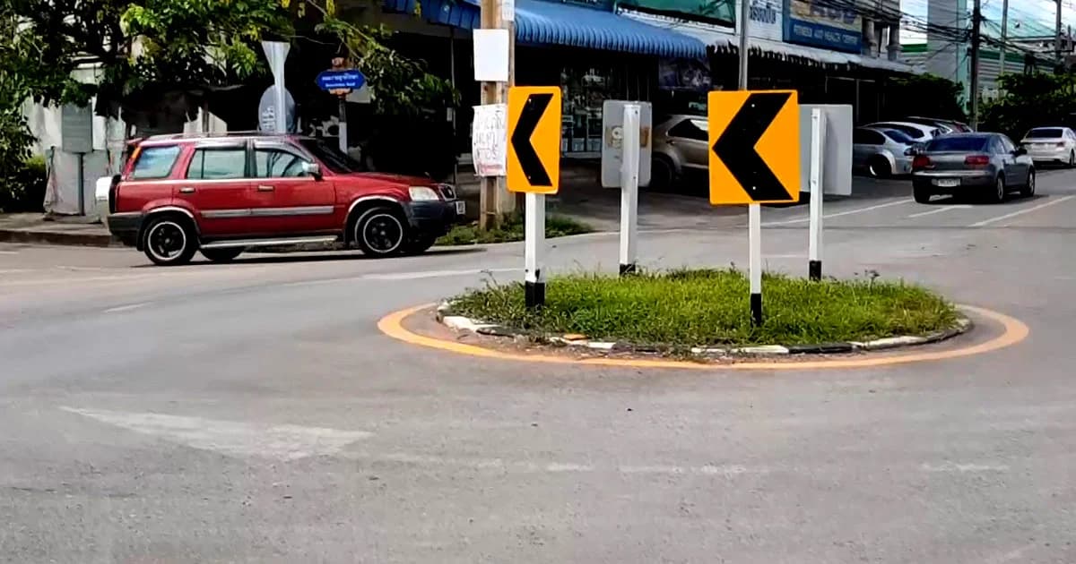 “วนเวียนประหลาด” กลางถนน ผู้ใช้รถวอนตรวจสอบ หวั่นเกิดอันตราย