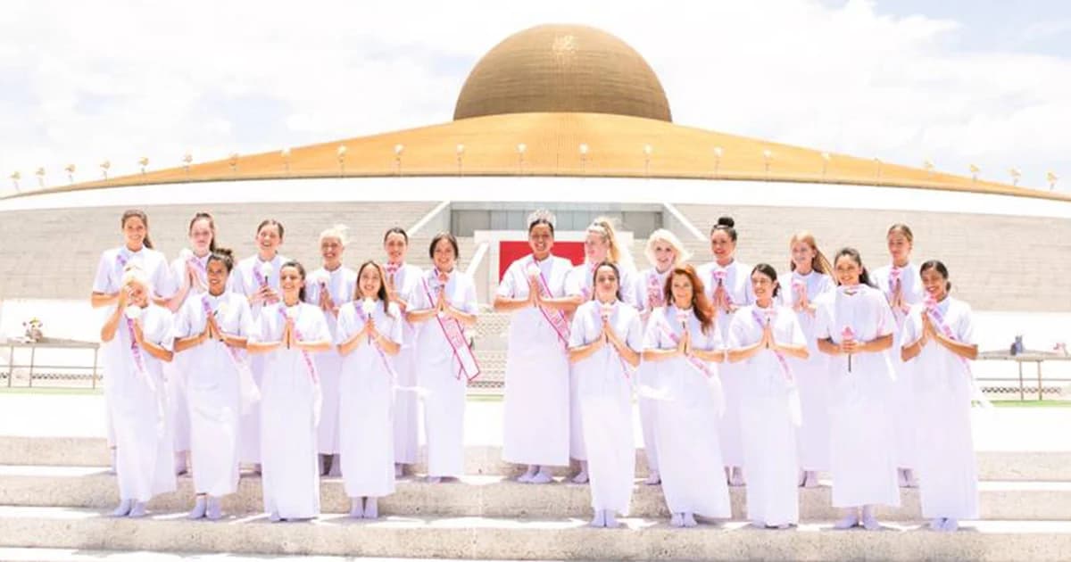 ฮือฮา! ‘มิสยูนิเวิร์สนิวซีแลนด์’ เก็บตัวเมืองไทย สวดมนต์ไหว้พระ ‘วัดพระธรรมกาย’