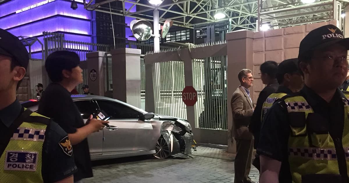 ชายเกาหลีใต้ขับรถชนประตูสถานทูตสหรัฐฯ ประจำกรุงโซล หวังขอลี้ภัย