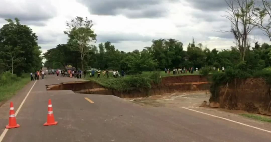 บึงกาฬ น้ำทะลักกัดเซาะผิวถนนเซกา-อากาศอำนวยใกล้ขาดแล้ว