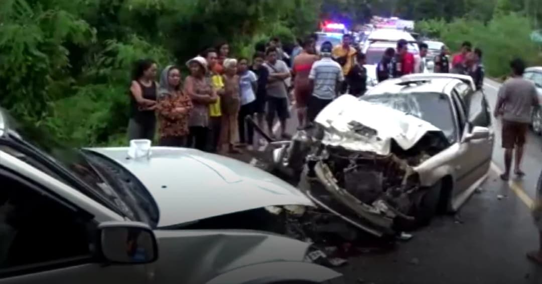 สะเทือนใจ ! ครูหนุ่มควบเก๋งแซงโค้งดับ แฟนสาวช็อก ทะเลาะกันนั่งรถตู้กลับเลยรอด