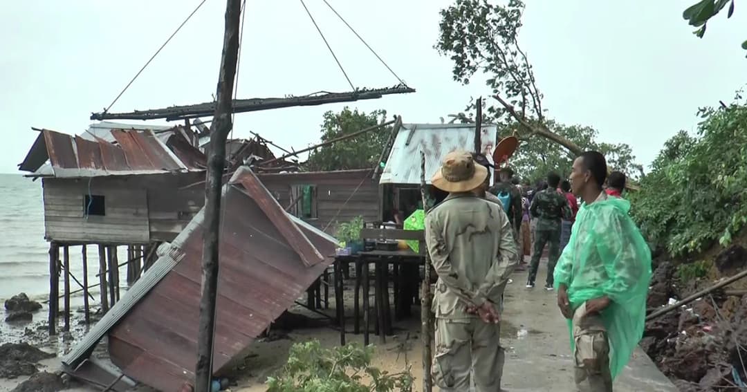 ระนองระดมกำลังลงเรือ ช่วยชาวบ้านบนเกาะสินไหถูกพายุพัดเสียหายหนัก